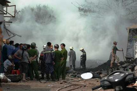 TP.HCM: Nổ gas thiêu rụi kho chứa lốp ô tô