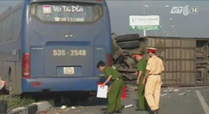 Video: 2 xe khách đâm trực diện ở Bình Dương