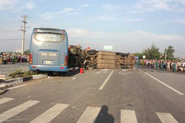 Hai xe khách tông nhau, hàng chục người thương vong