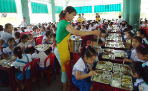 Bắt học sinh ăn chay vào ngày rằm, mùng một