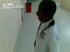 Cậu bé giả tiếng hú còi báo động