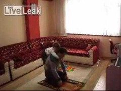 Chết cười clip quý tử làm trò phá bĩnh cha