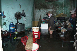 Toán loạn dân bờ đê xung yếu Sài Gòn chạy ngập