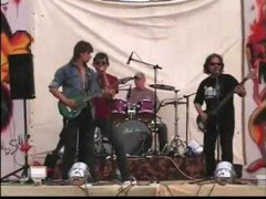 Nhạc công bị bạn diễn 'vả' ngay trên sân khấu