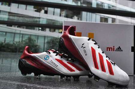 CĐV tặng Messi 'súng đặc biệt' bắn Atletico Madrid