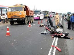 Xe tải mất lái, hai cha con chết thảm thương