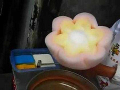 Ông lão 'chế tạo' kẹo bông cực lạ mắt