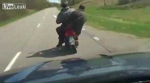 Clip chơi khăm 2 gã say rượu lái xe