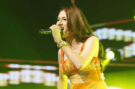 Nghe lời Quốc Trung, Hương Giang gây chú ý