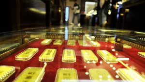 Chơi ngông trải 300kg vàng làm đường đi