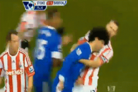 Chuyên gia chơi xấu Shawcross dính 'thiết đầu công'