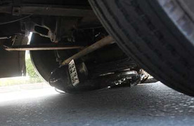 Người phụ nữ kêu la thảm thiết dưới gầm container