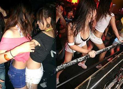 Mẹ bòn từng đồng, nữ sinh xinh đẹp ăn chơi xa xỉ