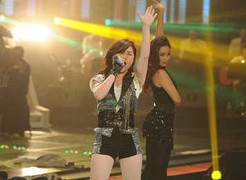 Tròn xoe mắt xem Hương Tràm khoe vũ đạo bốc lửa