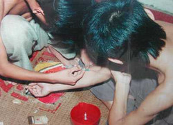 Sinh viên run sợ khóa cửa, con nghiện rên rỉ hành lang