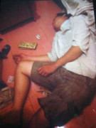 Tên trộm ngủ quên cạnh giường cô chủ trẻ