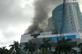 Cháy lớn trung tâm thương mại, một người chết