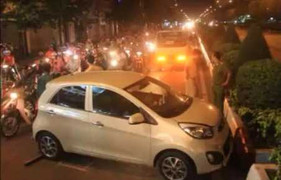 Clip: Ôtô lao từ trong hẻm húc 2 thiếu nữ