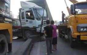 Video: Xe đầu kéo cày nát dải phân cách