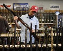 Mỹ: Sau thảm sát kinh hoàng, doanh số bán súng tăng vọt