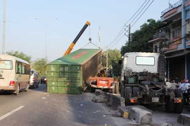 Tài xế ngủ gục, container 'làm loạn' trên quốc lộ