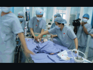 Ca mổ 2 bé gái song sinh dính bụng ngực ở TP.HCM