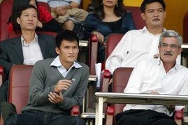 Công Vinh ra Hà Nội nhập học