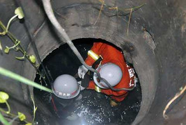 Ngã xuống giếng, cậu bé may mắn sống sót