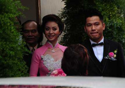 Video Jennifer Phạm tươi cười trong siêu xe đón dâu