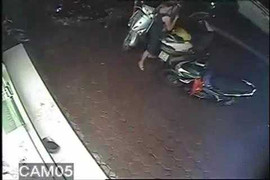 Clip: Thó túi xách ở cốp xe trong tích tắc