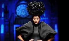 Clip: Thanh Hằng catwalk với 3kg sắt trên đầu