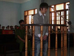 Bà lão chặn xe cứu người: Kẻ kéo lê nạn nhân lãnh án