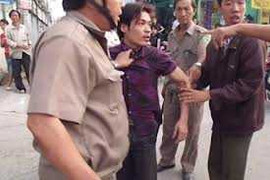 Can đánh nhau, hai công an bị đánh tới tấp