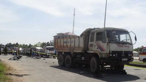 Xe ben cán xe máy chờ đèn xanh, một người chết thảm