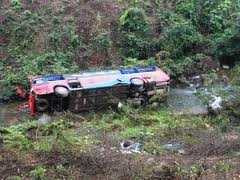 Lật ô tô ở Lào, 9 người Việt Nam tử nạn