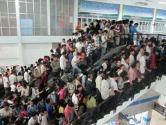 Chen chúc hỗn loạn mua vé tàu Tết ở ga Sài Gòn