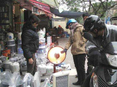 Người Hà Nội chen chân mua thiết bị sưởi ấm