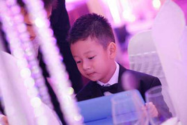 Bảo Nam vui vẻ trong đám cưới mẹ Jennifer Phạm