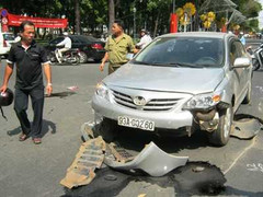 Ô tô 'đại náo' trung tâm Sài Gòn