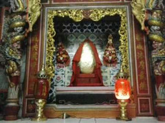 Ngôi miếu cổ thờ đá và những bộ hài cốt bí ẩn