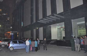 Rơi từ tầng 24 trong trang phục võ thuật