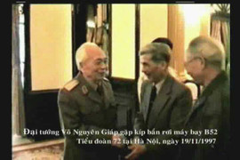 Clip: Đại tướng Võ Nguyên Giáp gặp mặt kíp bắn rơi B-52