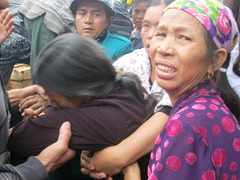 'Túi của bố đây mẹ, nhưng bố đâu con không thấy'