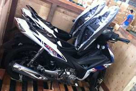 Honda Air Blade rủ Suzuki Axelo 'lộ hàng'