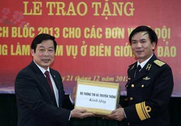 Bộ TT&TT tặng lịch 2013 cho bộ đội biên giới, hải đảo
