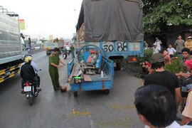 Xe ba gác 'găm' đuôi xe tải nặng, QL.1A kẹt cứng