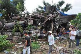 Xe tải 'bay' vào quán nước, 2 người chết tại chỗ