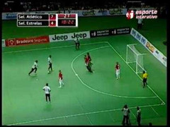 Pha ghi bàn lạ mắt khiến bình luận viên gào thét