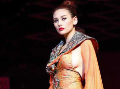 Khoe ngực phản cảm, Hoàng Yến bị triệu tập