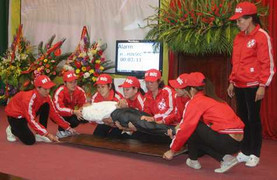 Tình nguyện viên trổ tài cứu người bị nạn